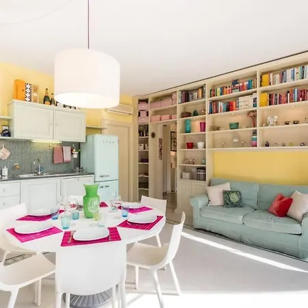 Marta & Matteo Walls Promenade Apartment